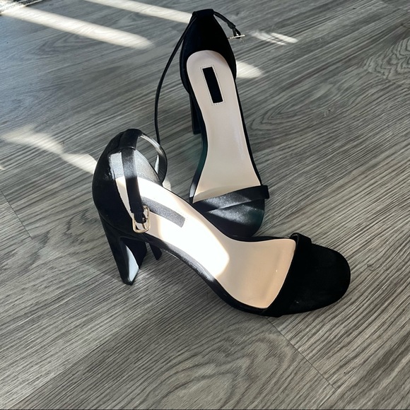 Forever 21 Shoes - 2/$25🍒 Black heels